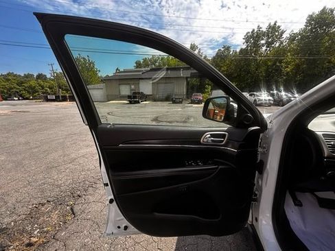 Used 2017 Jeep Grand Cherokee Limited AWD/4WD image 14