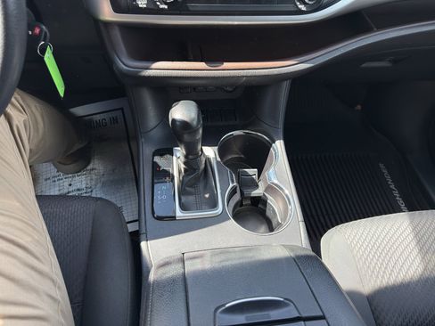 Used 2019 Toyota Highlander LE FWD image 15