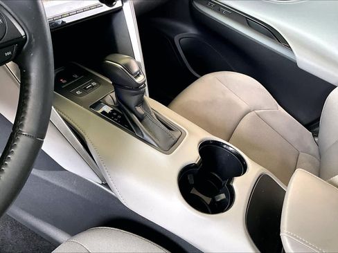 Used 2024 Toyota Venza LE AWD/4WD image 14