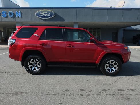 Used 2022 Toyota 4Runner TRD Off-Road image 2