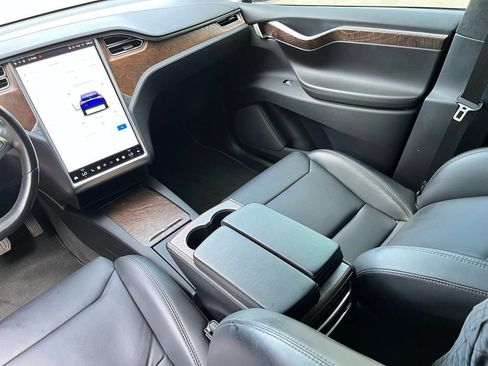 Used 2018 Tesla Model X 75D image 23