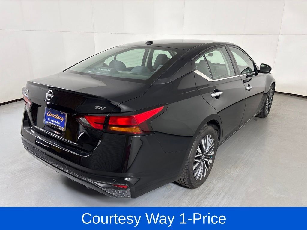 Used 2024 Nissan Altima 2.5 SV FWD image 11