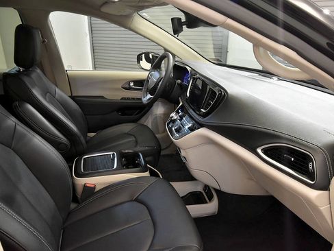 Used 2024 Chrysler Pacifica Limited FWD image 20