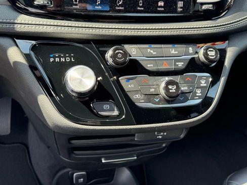 New 2026 Chrysler Pacifica Select FWD image 25