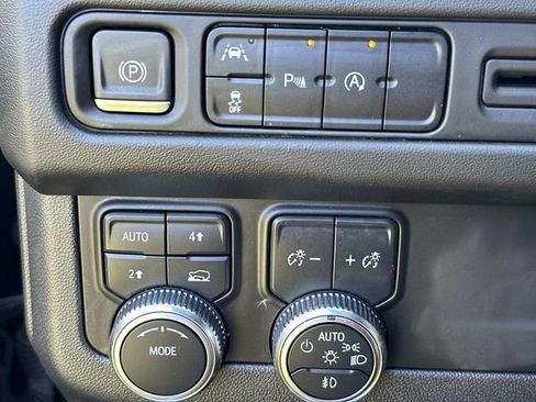 Used 2023 GMC Yukon SLT image 28