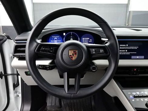 Certified 2025 Porsche Macan Electric RWD image 8