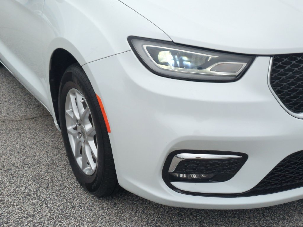 Used 2023 Chrysler Pacifica Touring-L FWD image 9