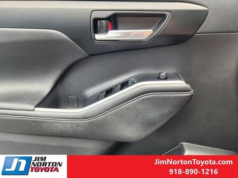 Used 2020 Toyota Highlander XLE FWD image 24
