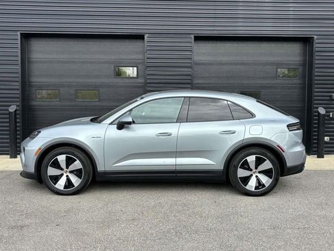 Used 2025 Porsche Macan 4 Electric image 2