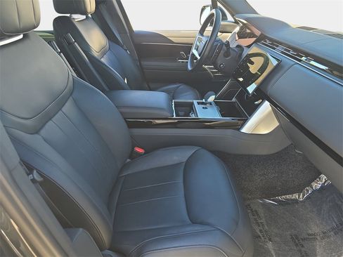 Certified 2025 Land Rover Range Rover SE image 10