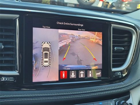 Certified 2021 Chrysler Pacifica Touring-L image 10