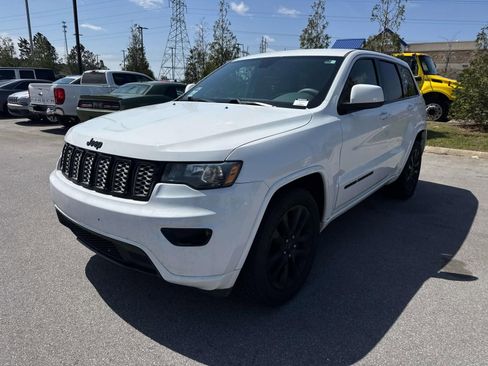 Used 2017 Jeep Grand Cherokee Altitude image 3