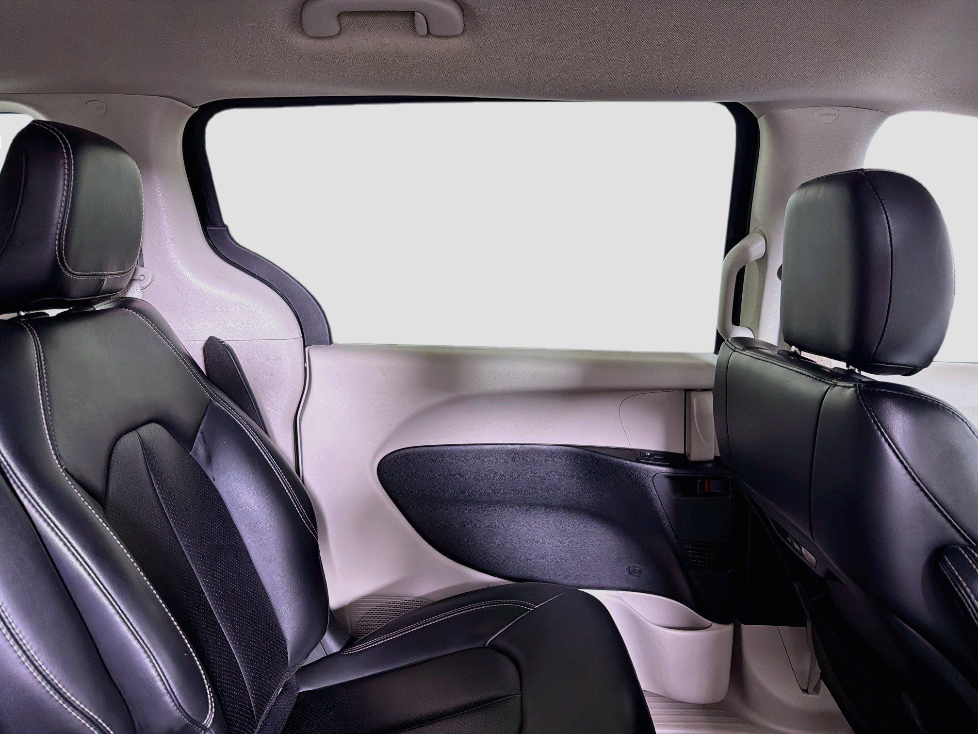 Used 2023 Chrysler Pacifica Touring-L FWD image 32