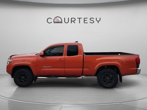 Used 2018 Toyota Tacoma TRD Sport image 2