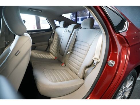 Used 2017 Ford Fusion SE w/ Fusion SE Technology Package FWD image 12