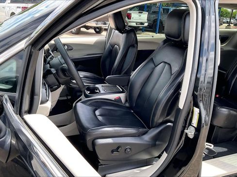 Used 2023 Chrysler Pacifica Touring-L FWD image 8