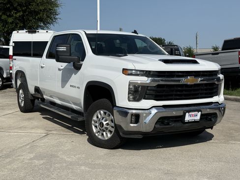 Used 2025 Chevrolet Silverado 2500 LT w/ Safety Package AWD/4WD image 2