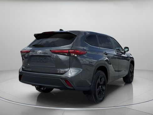 Used 2023 Toyota Highlander LE image 3