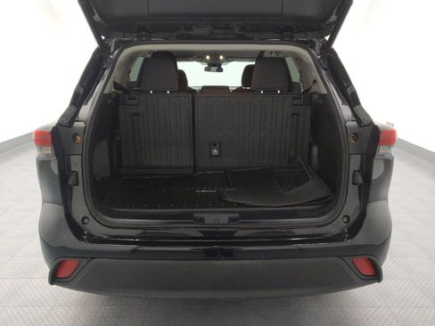 Used 2021 Toyota Highlander LE image 29