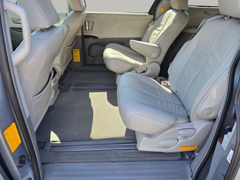 Used 2012 Toyota Sienna XLE FWD image 27