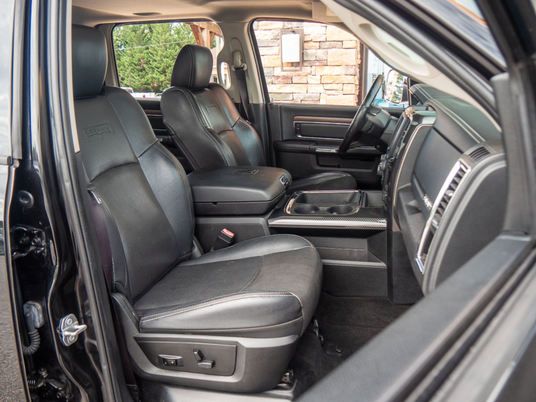 Used 2017 RAM 1500 Laramie AWD/4WD image 16