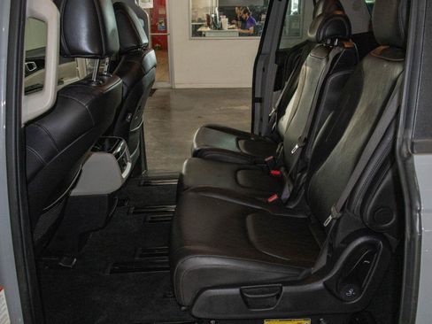 Used 2024 Kia Carnival EX FWD image 14