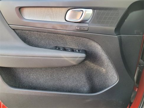 Used 2023 Volvo XC40 B5 Core image 26