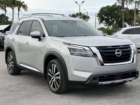 Used 2024 Nissan Pathfinder Platinum FWD image 2