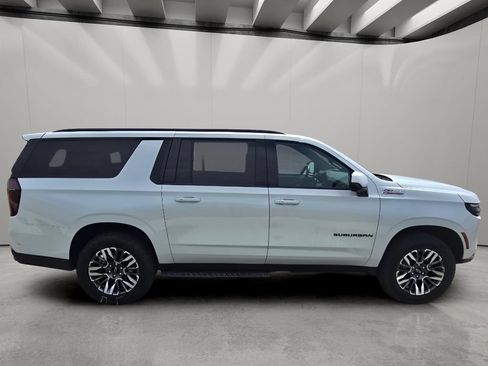 Used 2025 Chevrolet Suburban Z71 AWD/4WD image 6
