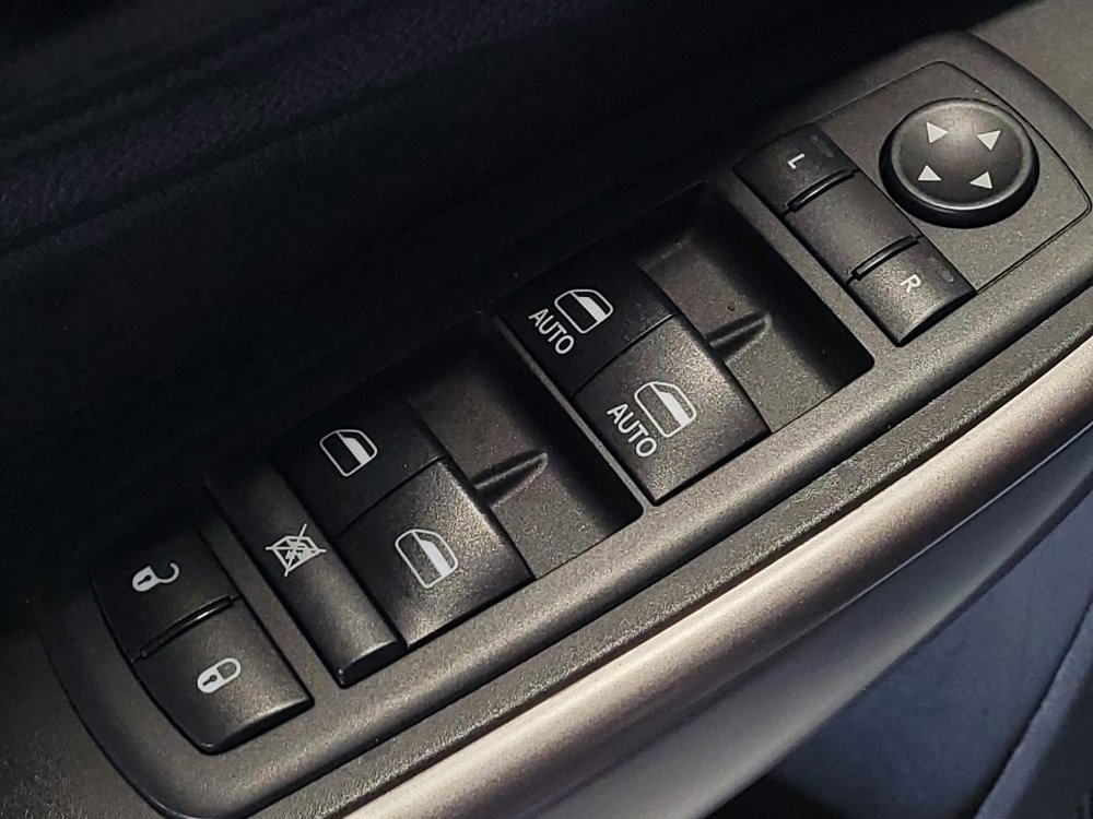 Used 2019 Jeep Cherokee Latitude Plus w/ Comfort/Convenience Group FWD image 27