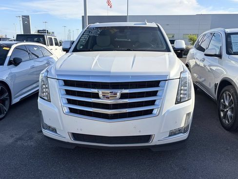Used 2017 Cadillac Escalade ESV 4WD image 3