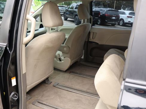 Used 2017 Toyota Sienna L image 31