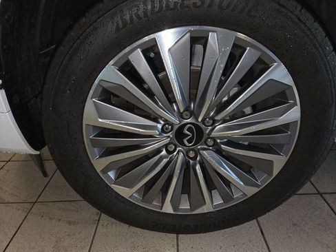 Used 2025 INFINITI QX80 Sensory AWD/4WD image 10