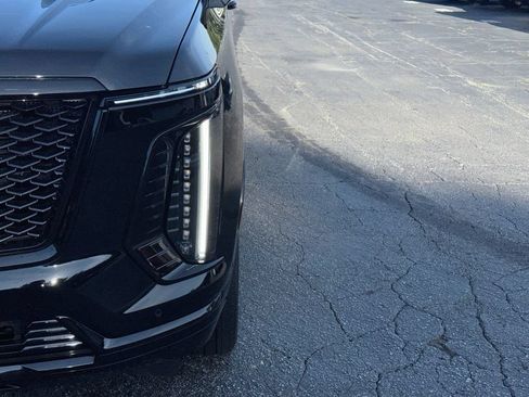 Used 2025 Cadillac Escalade ESV Sport AWD/4WD image 10