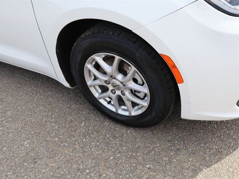 Used 2023 Chrysler Pacifica Touring-L FWD image 2