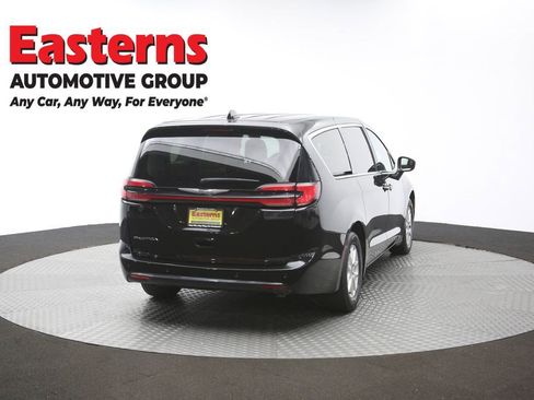 Used 2023 Chrysler Pacifica Touring-L FWD image 41
