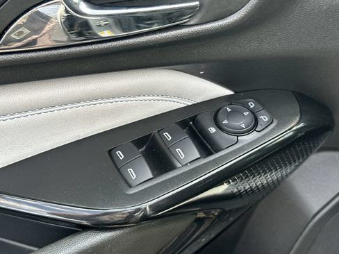 Used 2025 Chevrolet Trax LT w/ LT Convenience Package FWD image 15