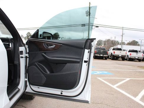 Used 2019 Audi Q8 Premium image 28