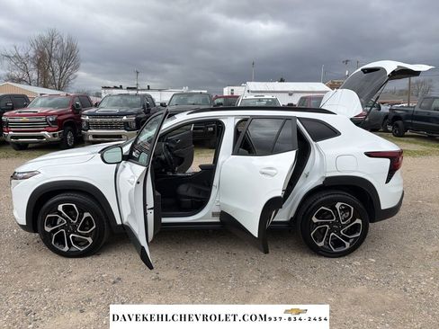 Used 2024 Chevrolet Trax RS w/ Sunroof Package image 23