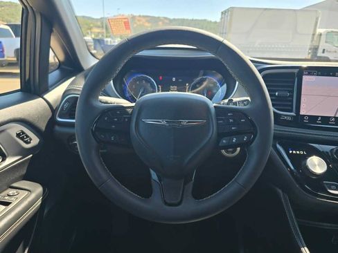 Used 2025 Chrysler Pacifica Limited FWD image 11
