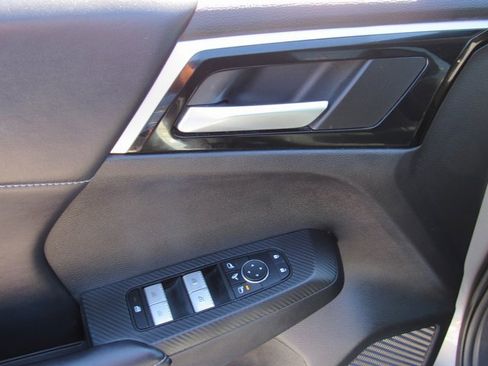 Used 2024 Mitsubishi Outlander SE image 16