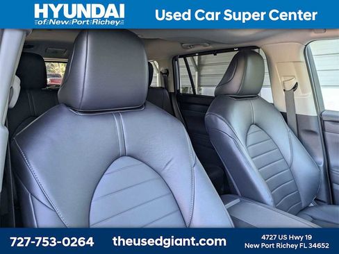 Used 2024 Toyota Highlander LE image 6