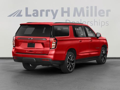 Used 2023 Chevrolet Suburban RST AWD/4WD image 3
