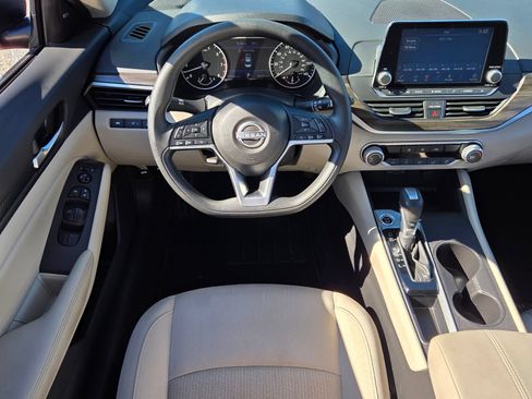 Used 2025 Nissan Altima 2.5 SV FWD image 7