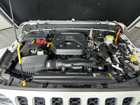 Used 2022 Jeep Wrangler Unlimited Sahara AWD/4WD image 32