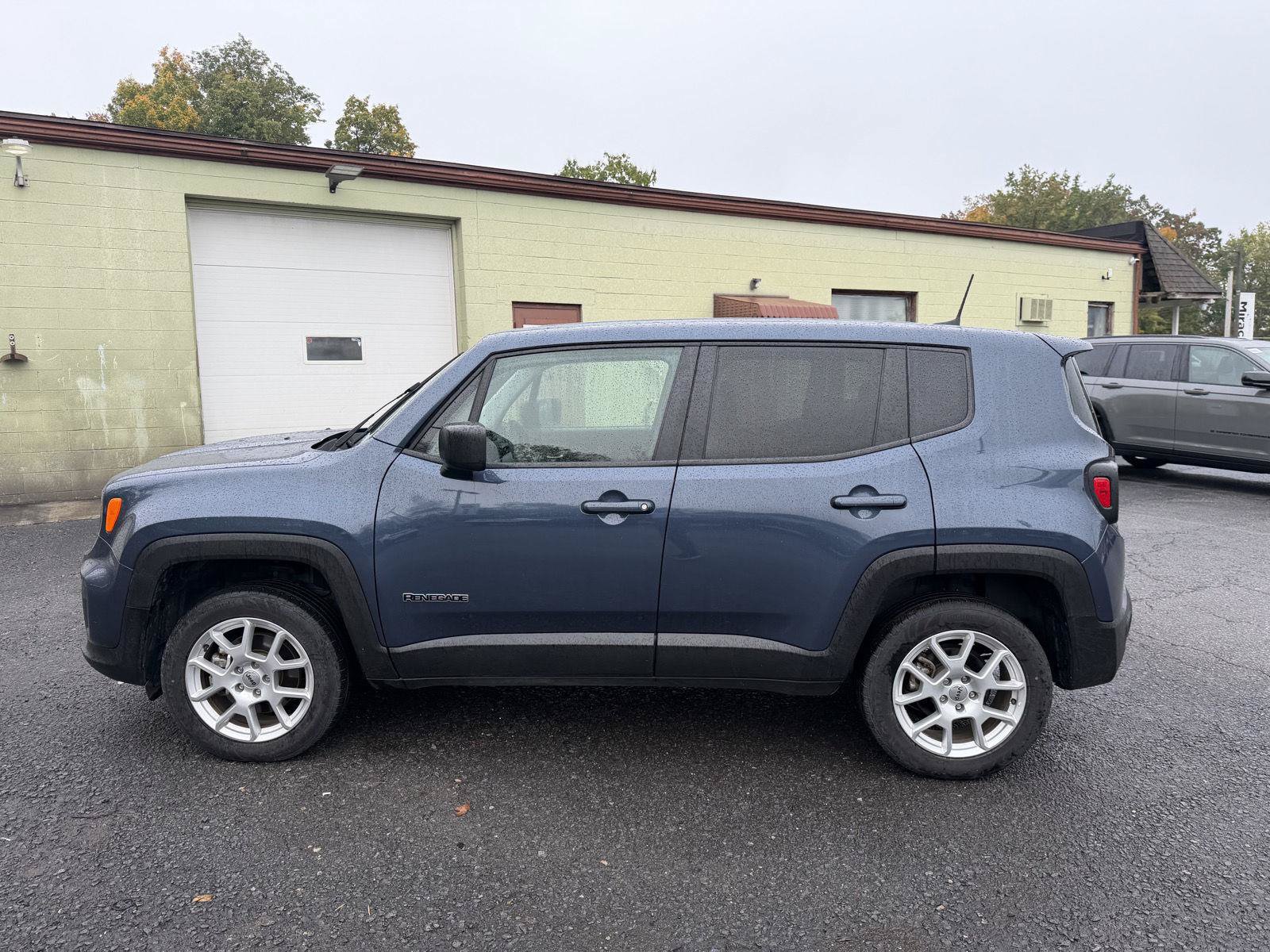 Used 2023 Jeep Renegade Latitude AWD/4WD image 7