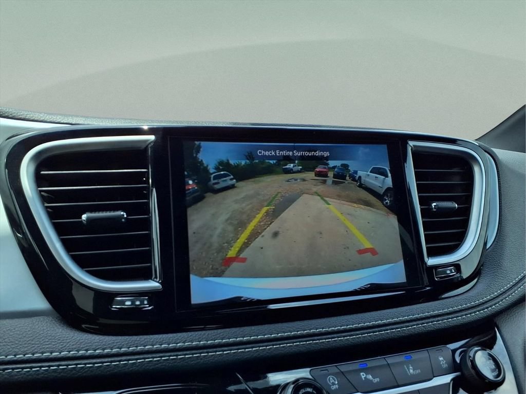 Used 2025 Chrysler Pacifica Limited FWD image 11