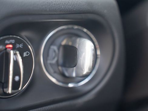 Certified 2025 Porsche Macan image 27