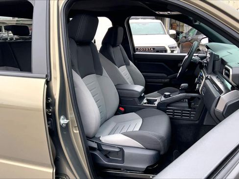 Used 2025 Toyota Tacoma TRD Sport image 9