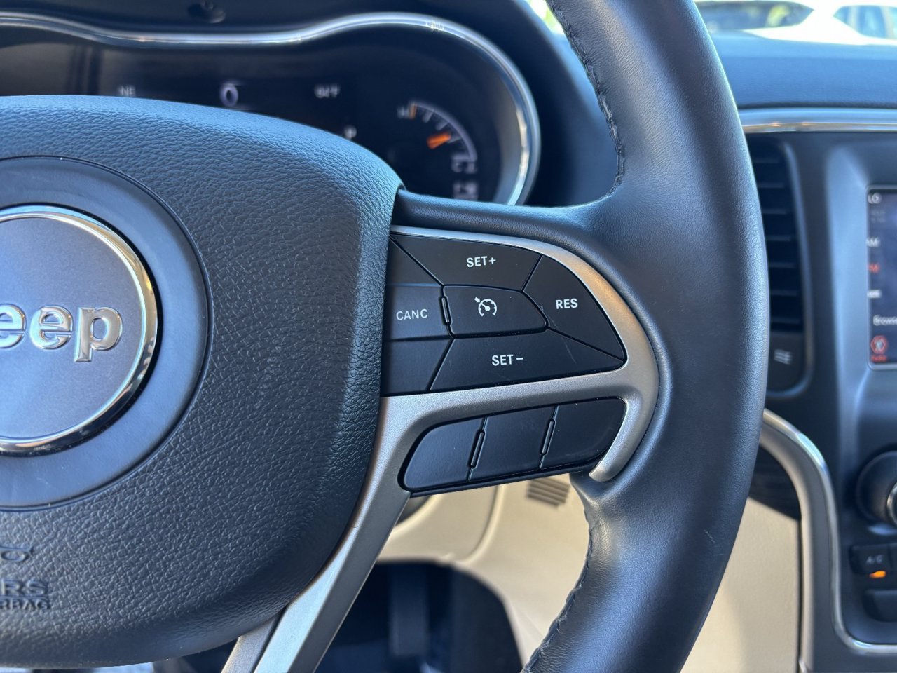 Used 2021 Jeep Grand Cherokee Laredo AWD/4WD image 26